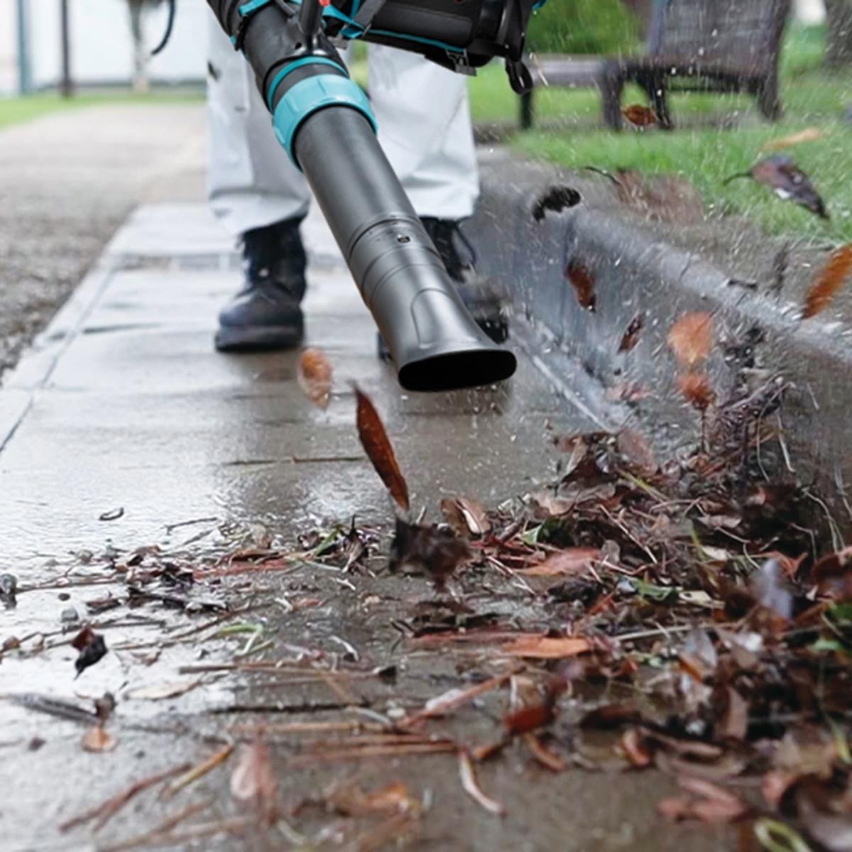 Makita UB004GZ 40V Max XGT Brushless Backpack Leaf Blower with 2 x 5.0Ah Battery & Charger