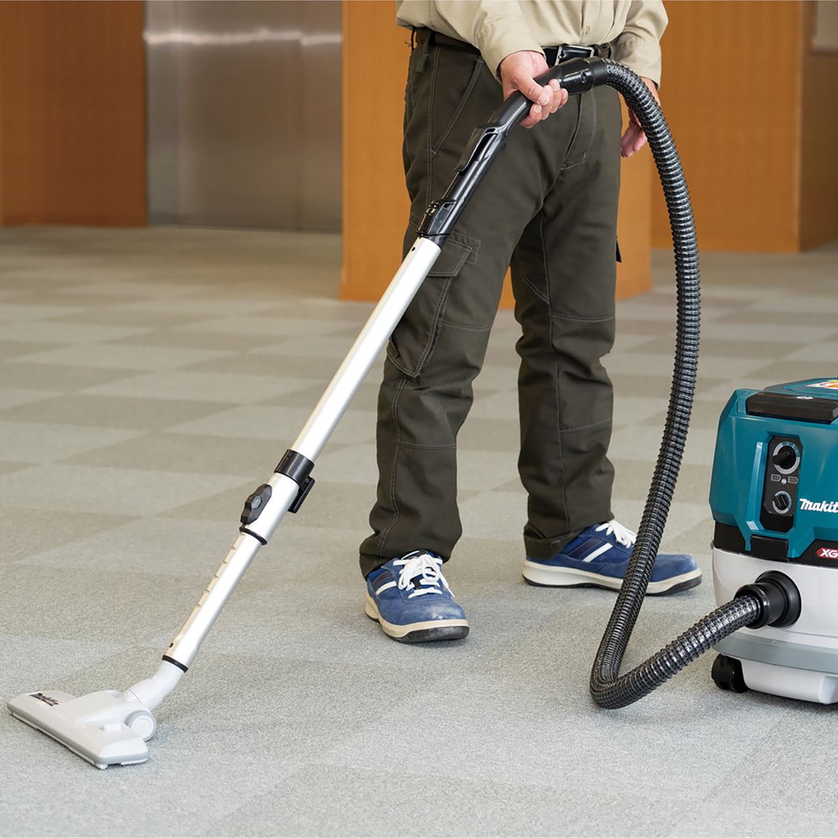 Makita VC001GLZ 40Vmax XGT Brushless Dust Extractor With 1 x 5.0Ah Battery & Charger